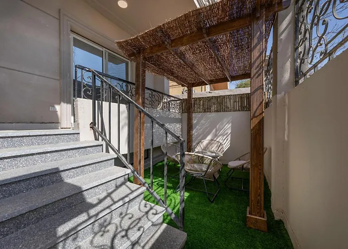 Travelholic 90 Residence